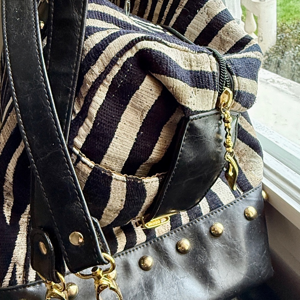 Stylish Zebra Print Duffle Handbag. - image 6